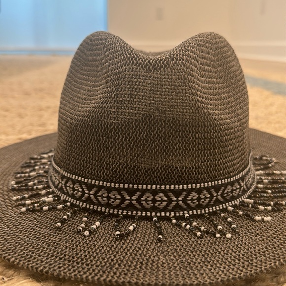 Women’s grey hat with beads - Picture 1 of 3